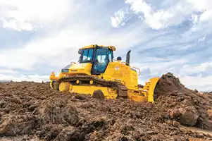 Proactive dozing control is a fully integrated dozing control system that allows operators to perform auto-stripping, auto-spreading and high-production dozing, as well as finish grading.